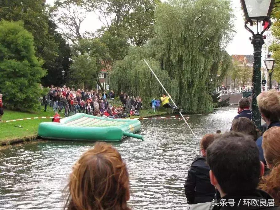 满城书香,如果”姿势“不够,你都不敢轻易来这座荷兰小城!