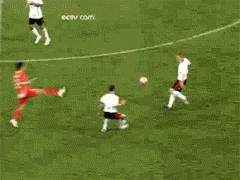 国足险些进球,国足尴尬过人