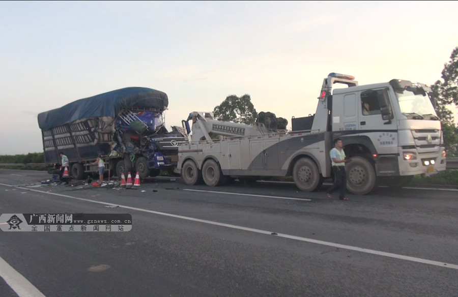 货车追尾致连环撞,两辆货车追尾导致一人死亡