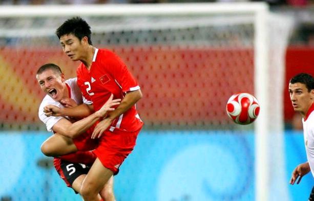 国足韦世豪为什么踢自家球门,国足韦世豪事件