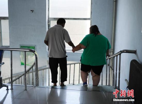 女子花3万减肥体重却暴涨至506斤,花季少女不择手段减肥3年减40斤