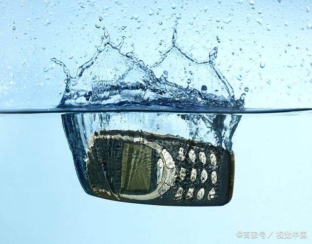 苹果手机进水用吹风机吹可以吗,手机进水用吹风机吹完充不上电