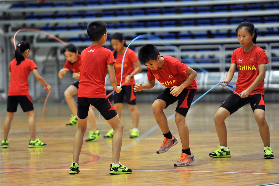 光速少年世界冠军1分钟跳绳393次,小学生1分钟跳绳世界冠军纪录