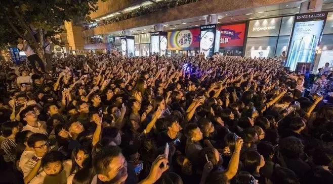 薛之谦在上海参加张学友演唱会,张学友薛之谦清唱