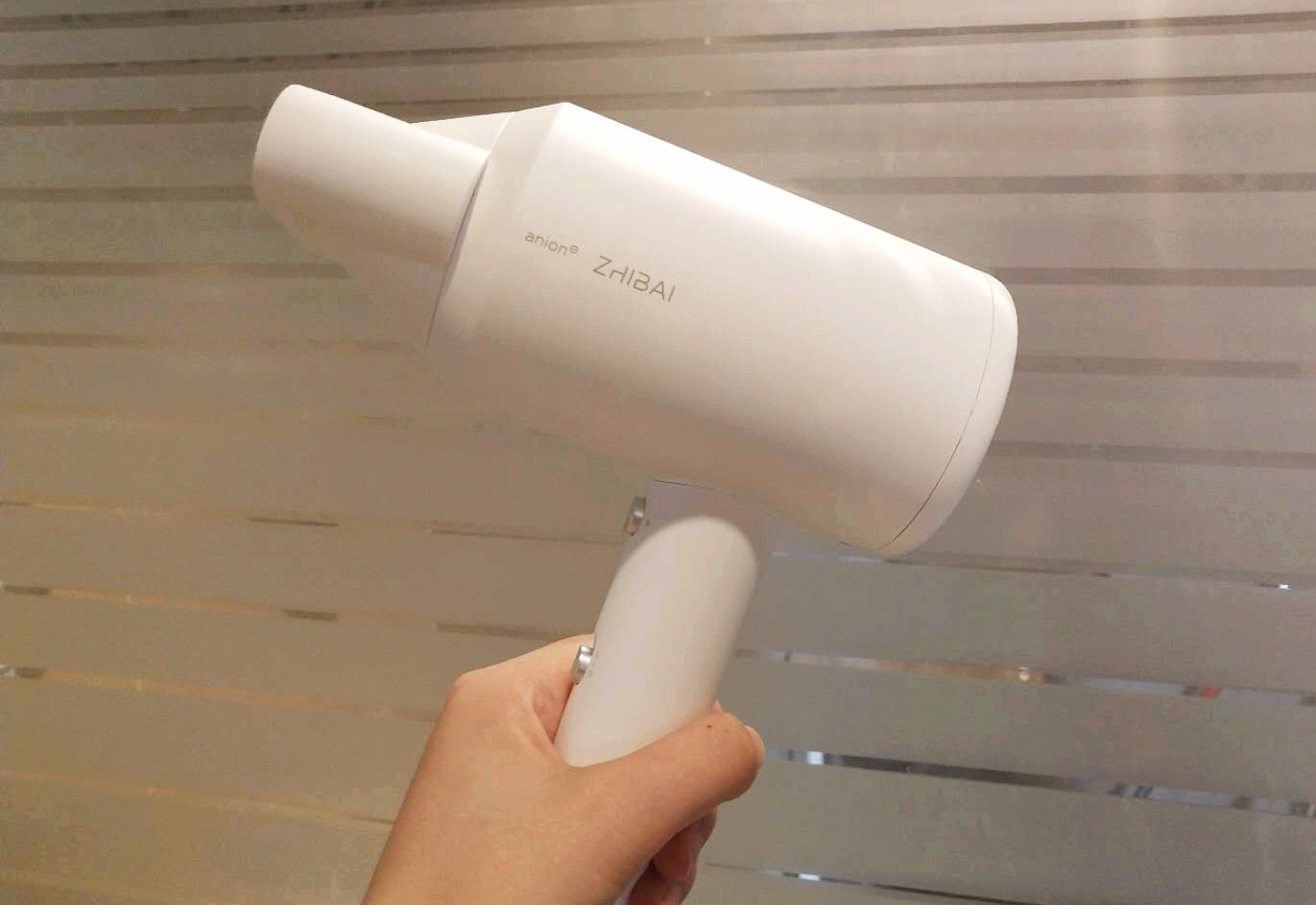 直白负离子吹风机hl360多钱,艾优负离子吹风机和直白哪个好