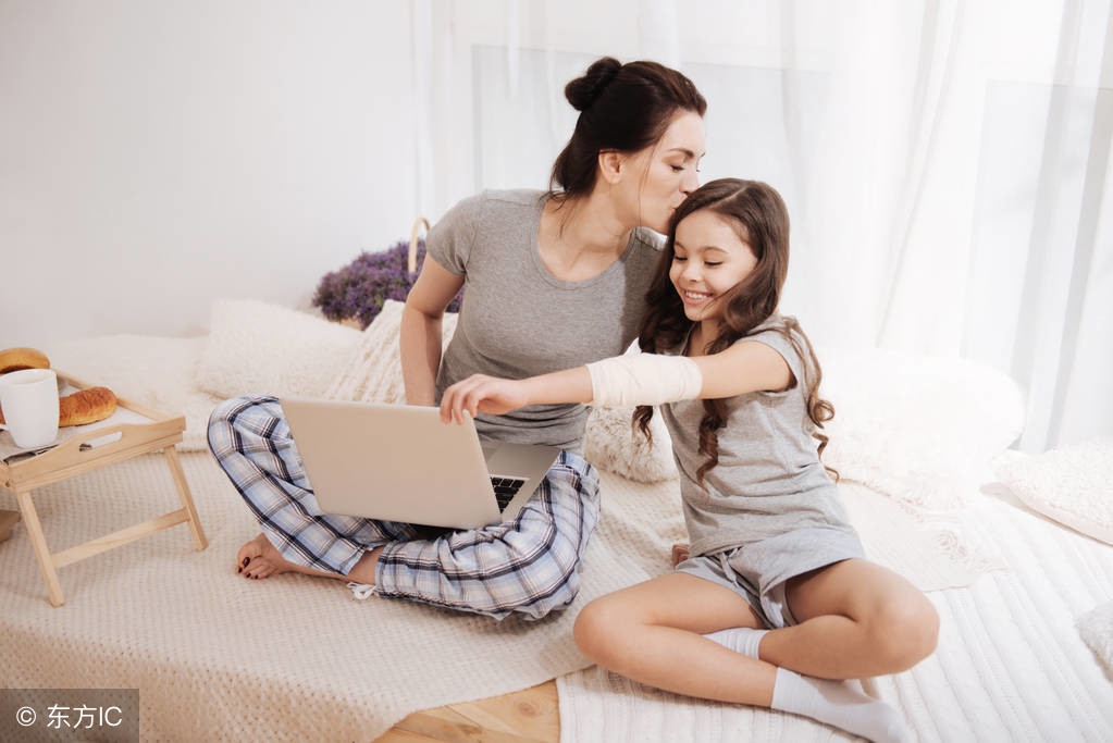 宝宝很黏妈妈却是自闭症,宝宝很黏妈妈