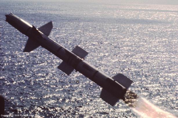 最“不务正业”的防空导弹：不光*飞机打**还把一艘驱逐舰打成两截