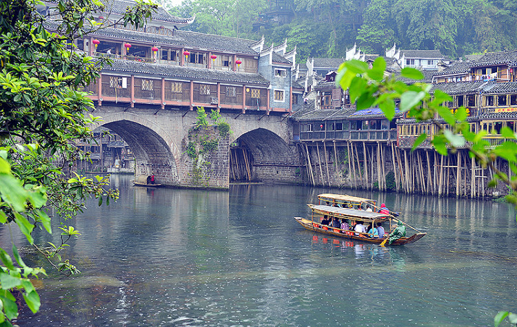 最美不是下雨天凤凰古城,最美不过下雨天