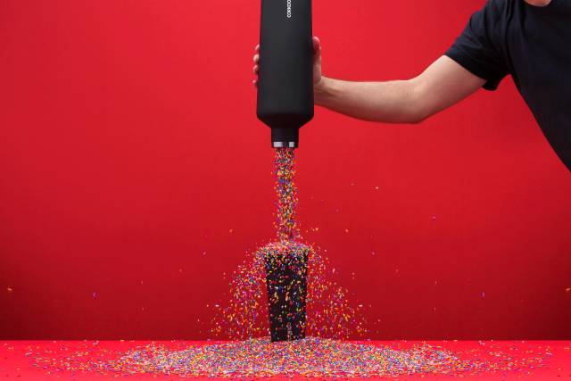 能装各种冷饮的保温杯,还是金球奖伴手礼