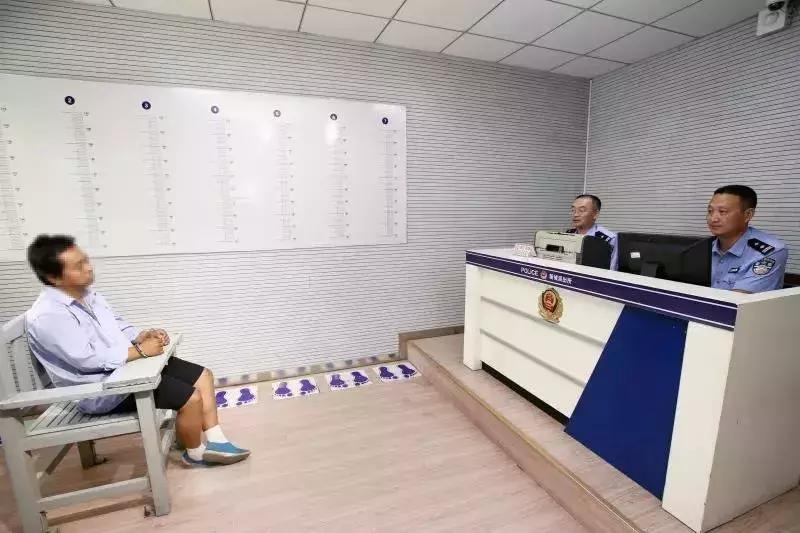 为“角色扮演”副厅长,“的哥”购买“十九大出席证”每天看新闻联播