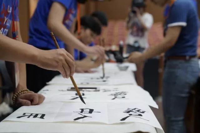 中国美院师生眼中的「文化下城」是怎样的？他们用画笔绘出了改革开放40周年的成果