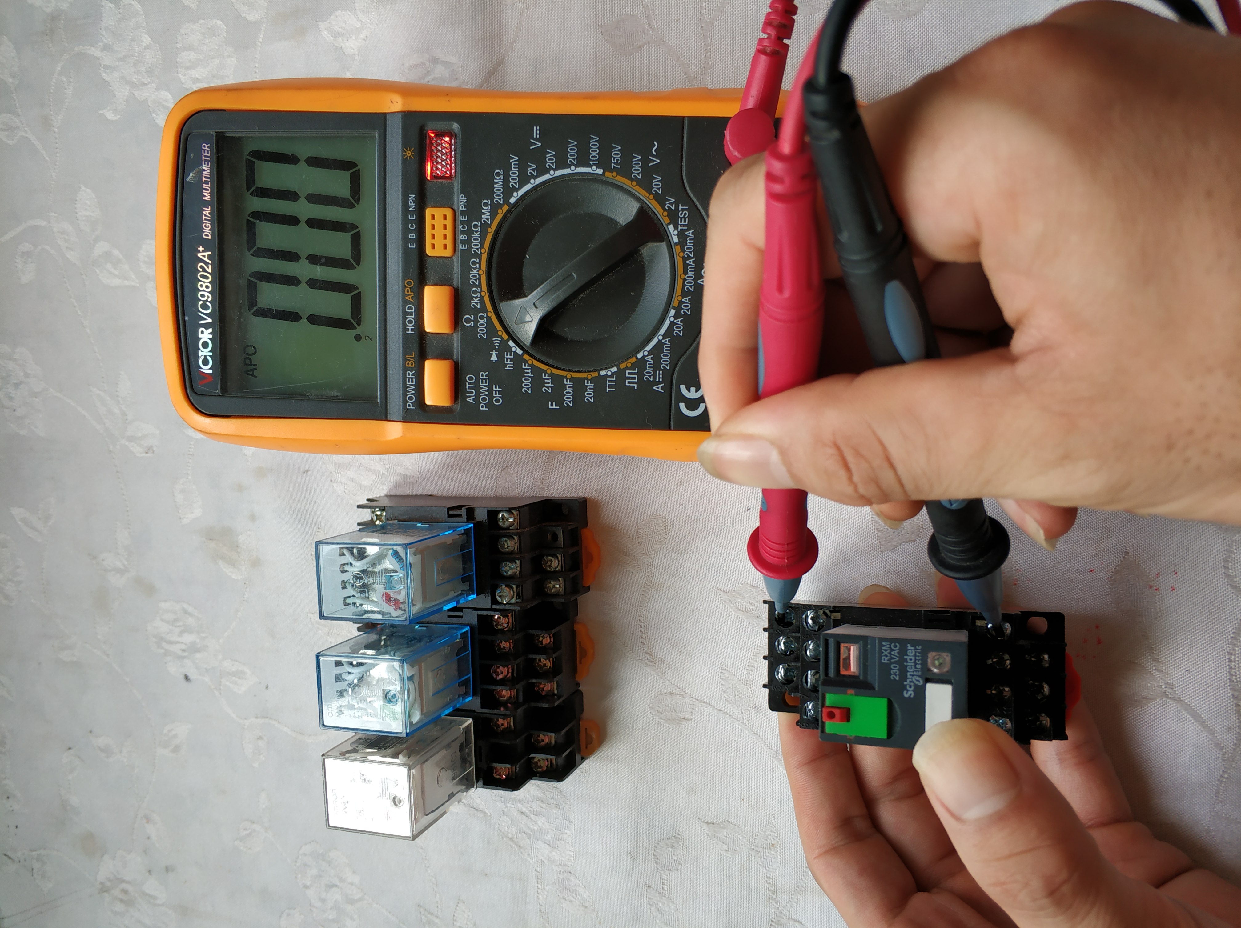 万用表怎么测继电器好坏教程视频,用万用表怎么测量固态继电器好坏