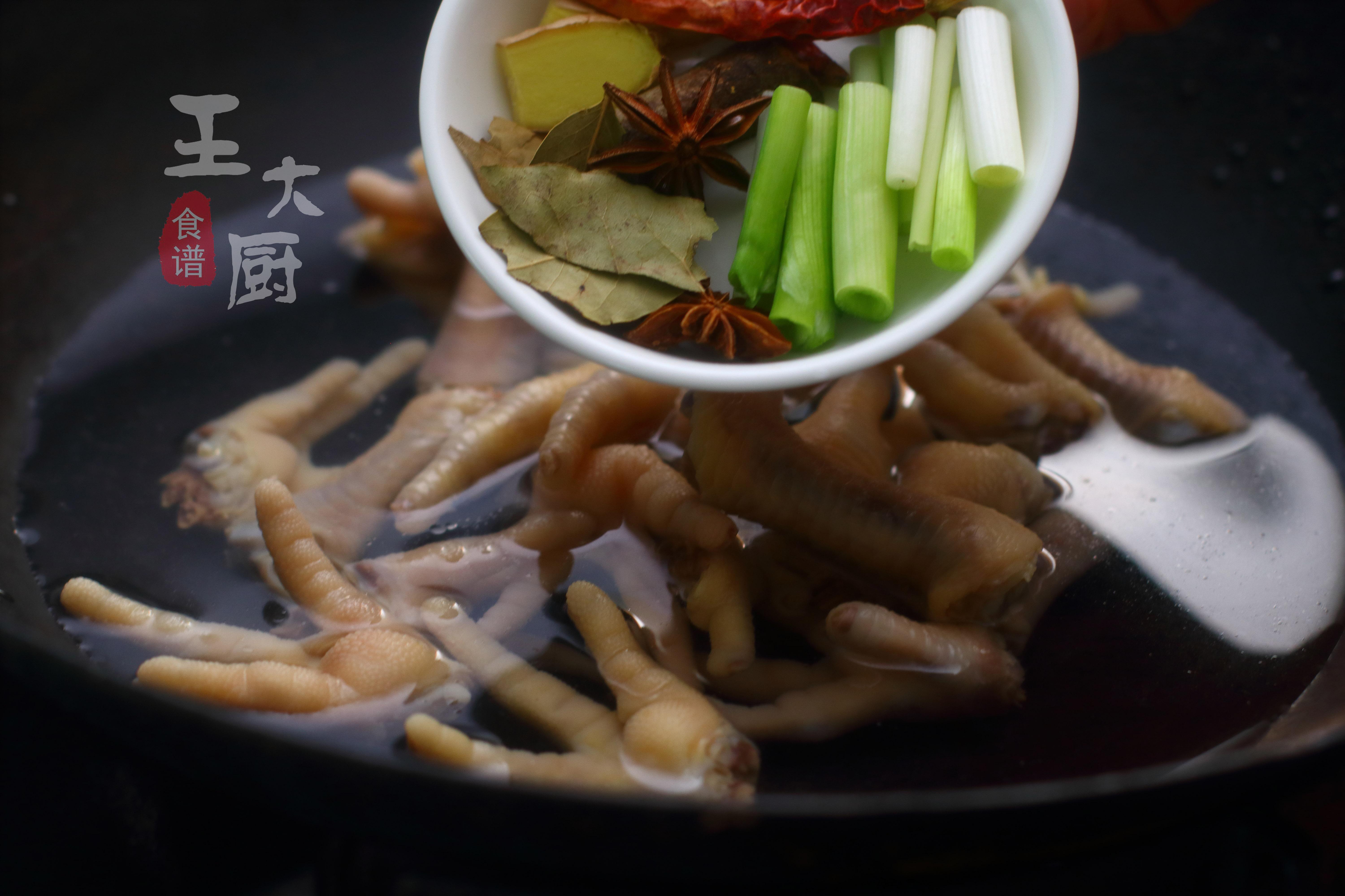 香辣虎皮鸡爪油炸卤鸡爪网红,香辣卤鸡爪的简单做法