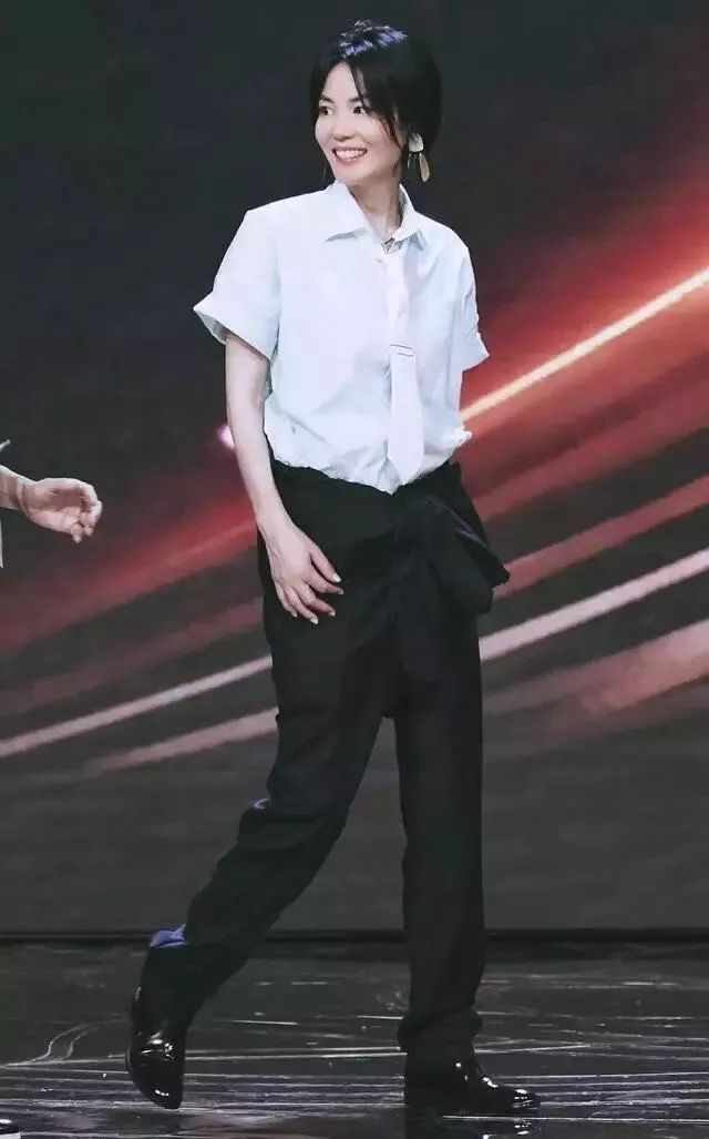 王菲同款曲别针耳环,王菲回形针耳钉价值