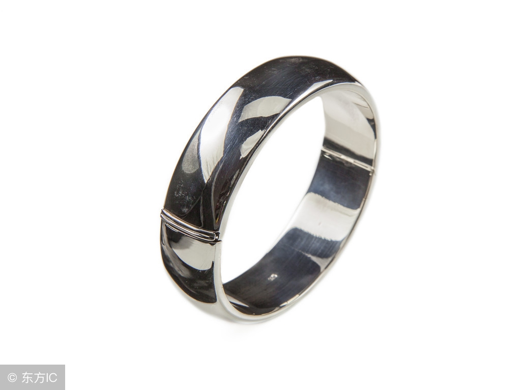 刚买的纯银饰品变黑了,新买的银首饰是黄色的怎么回事