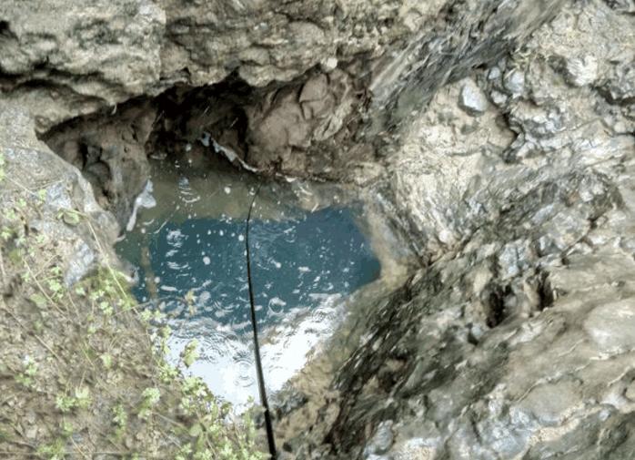 溶洞里流出来的泉水,溶洞溪水流入水中