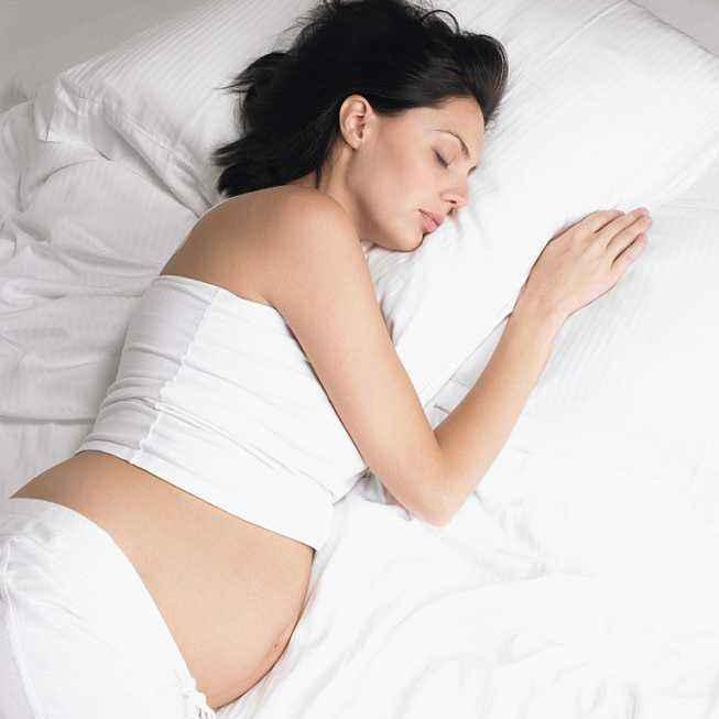 孕妇左侧卧睡应该压哪个手睡觉,孕妇左侧卧睡觉压左手还是右手