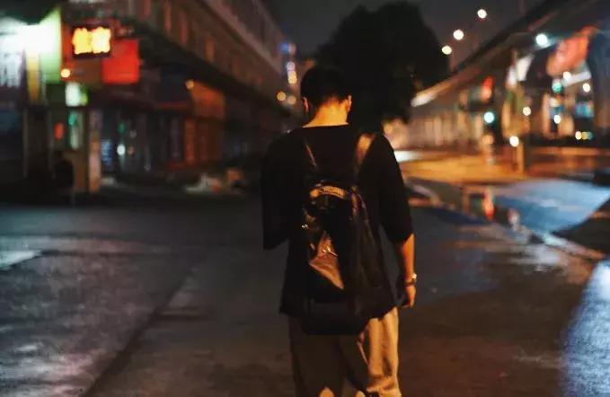 工资5000，还贷7000：深圳人的夜晚，其实比白天更忙