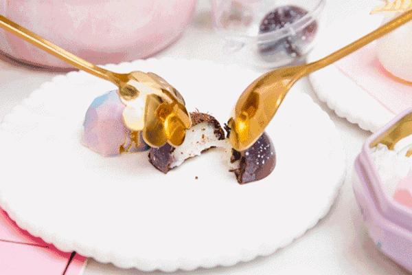 一口吞下宇宙!史上最“*力暴**”星空蛋糕,吃它得用锤子砸!