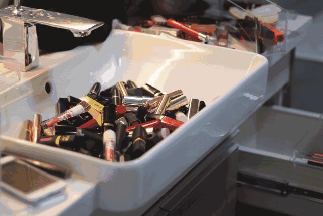 还没有用完的护肤品,没用过的化妆品过保质期还能用吗