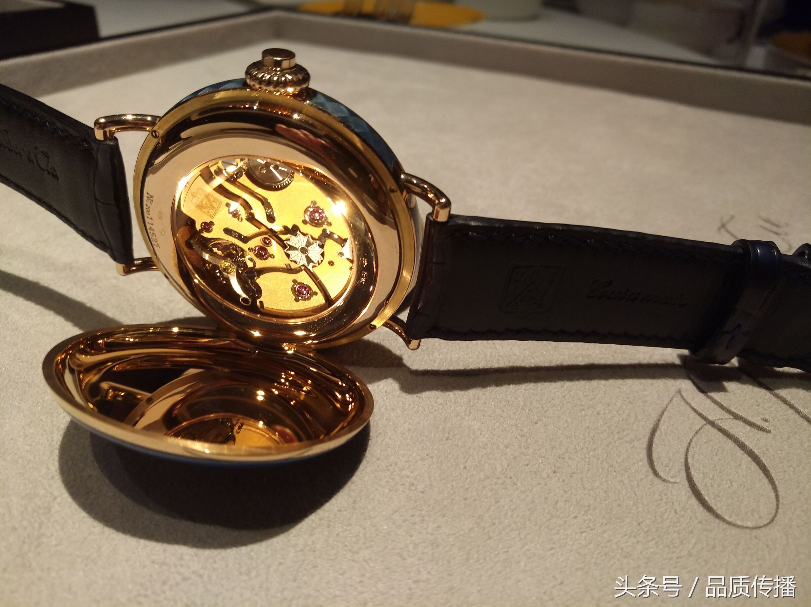 从瑞士苹果手表到奶酪手表，亨利慕时概念手表自成一派，珐琅K金