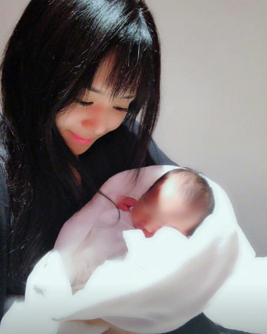 苍井空晒好友婴儿照,眼神柔和充满亮点,却因一细节遭到网友调侃