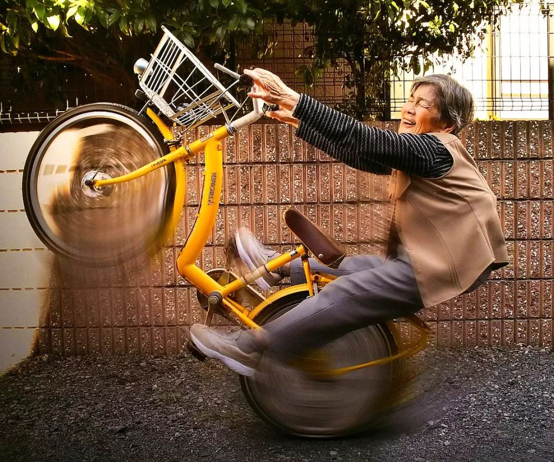 90岁日本老奶奶，酗酒飙车碰瓷却爆红网络丨小麦养老