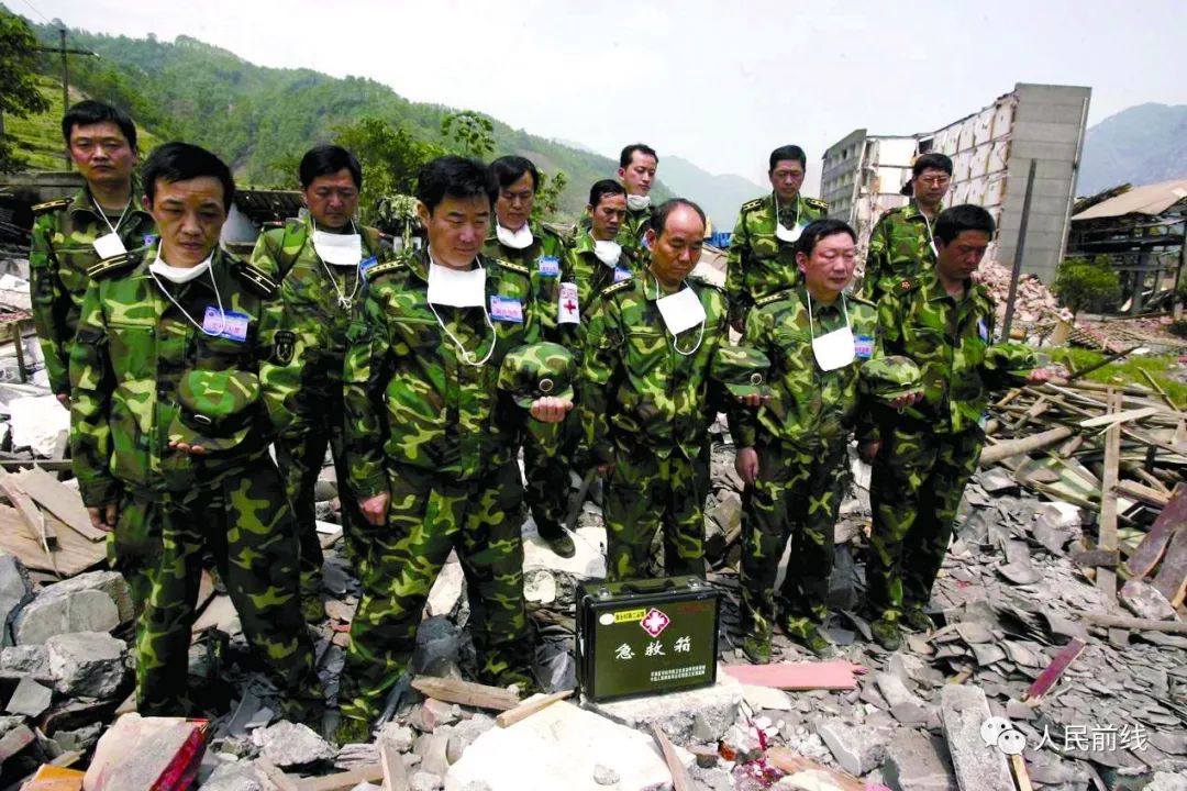 汶川抗震救灾真实影像,十年前汶川地震15名勇士跳伞