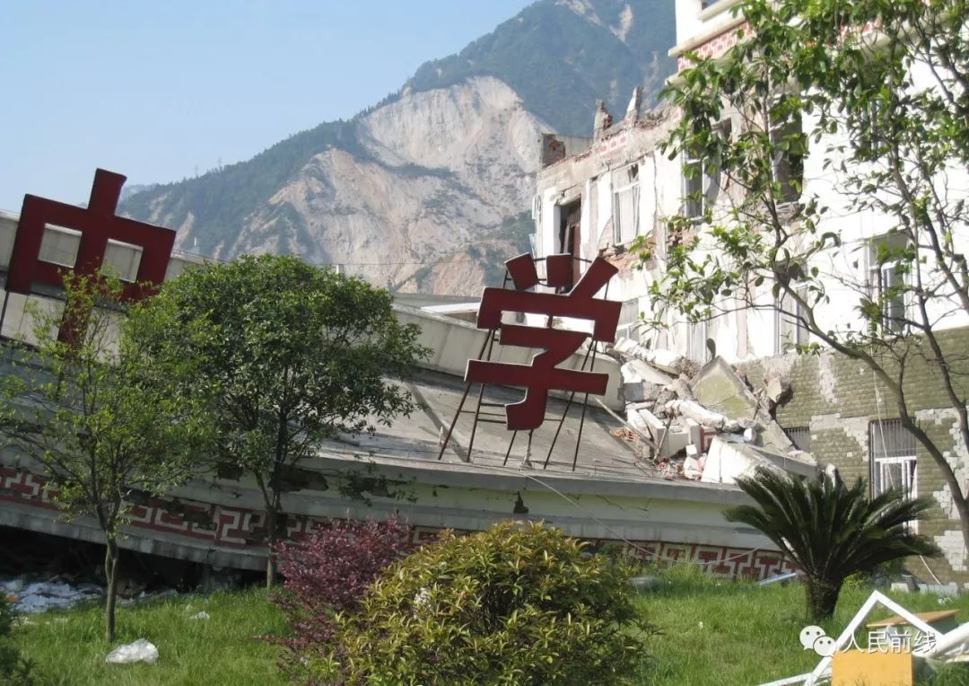 汶川抗震救灾真实影像,十年前汶川地震15名勇士跳伞