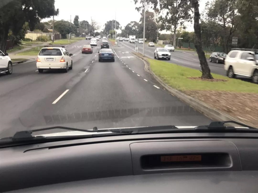 为什么有些人开车很让人讨厌,新手开车老是害怕撞到绿化带