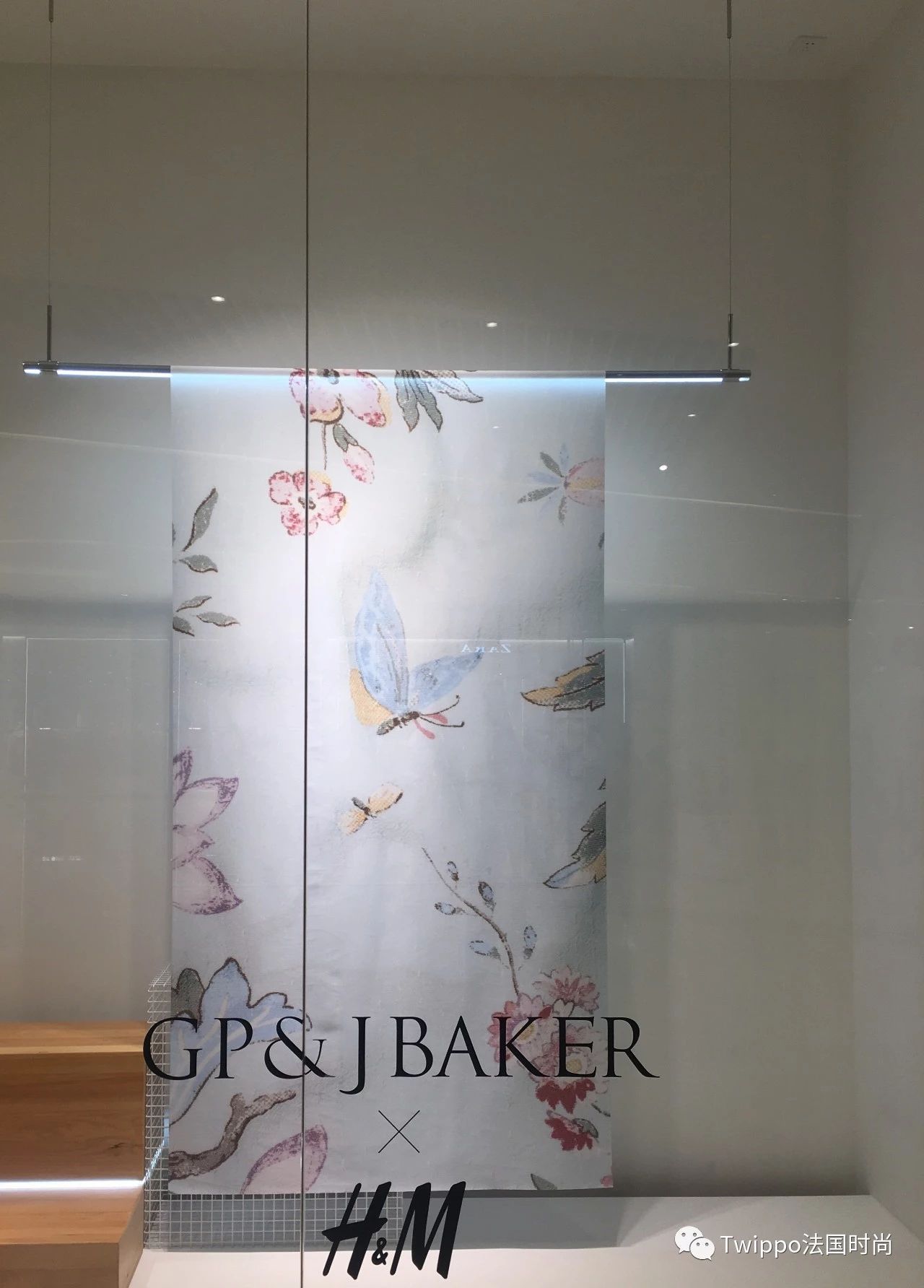 编辑试穿|HM想让你把壁纸穿到身上,没想到还卖断货?!