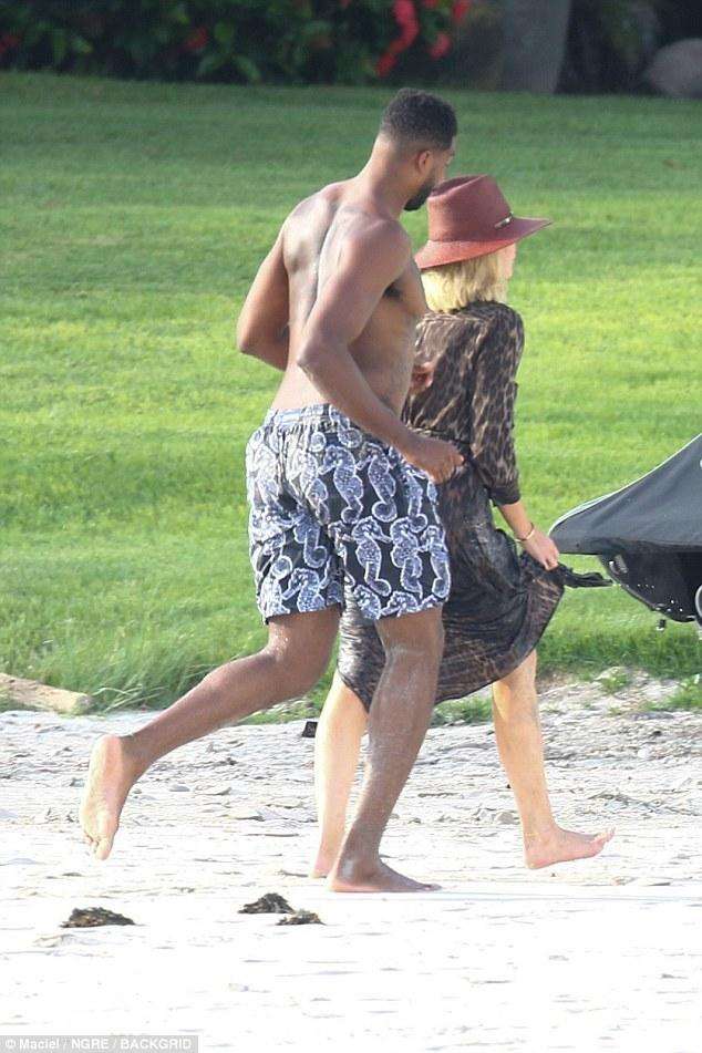 科勒卡戴珊汤普森一起健身,科勒卡戴珊与汤普森亲吻