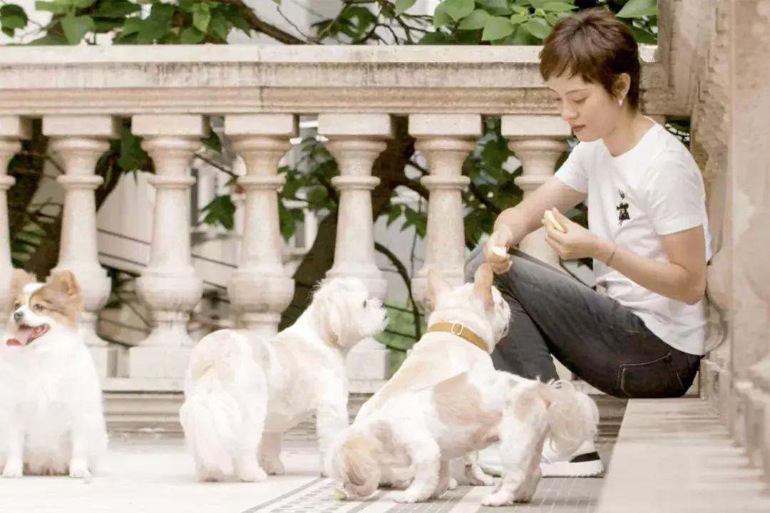 出身底层却逆袭的人,出身底层的漂亮女孩有多惨