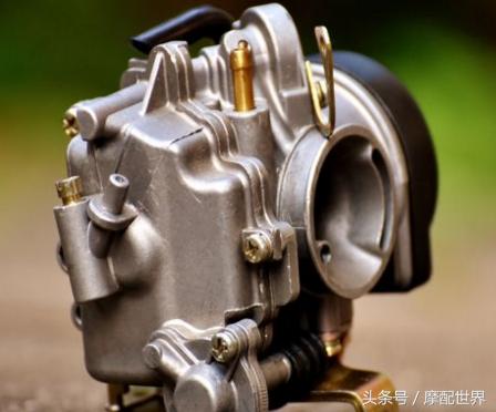 摩托车行驶中化油器漏油怎么回事,摩托车换了新的化油器怎么还漏油