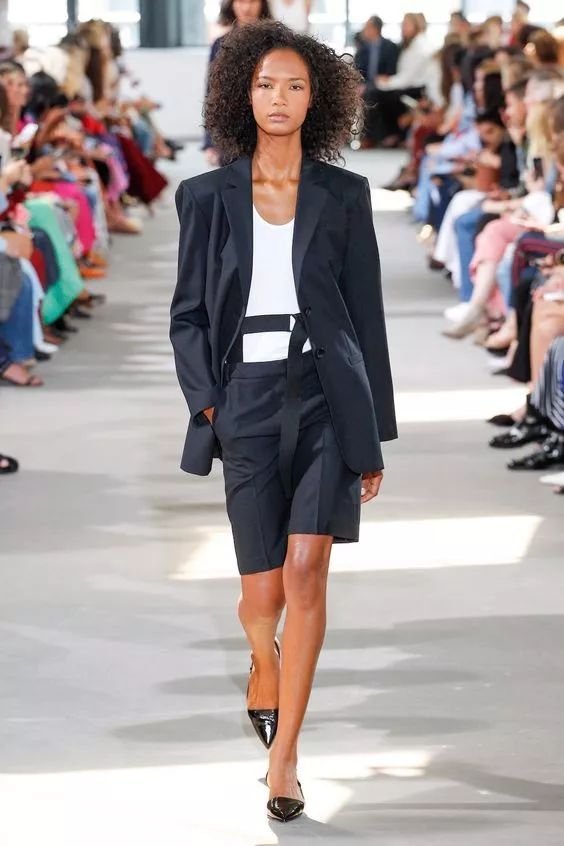 到公司上班可以穿短裤吗 (短裤怎么穿出高级范儿)