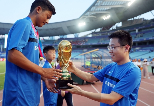 苏宁队首夺中超冠军,少年足球梦