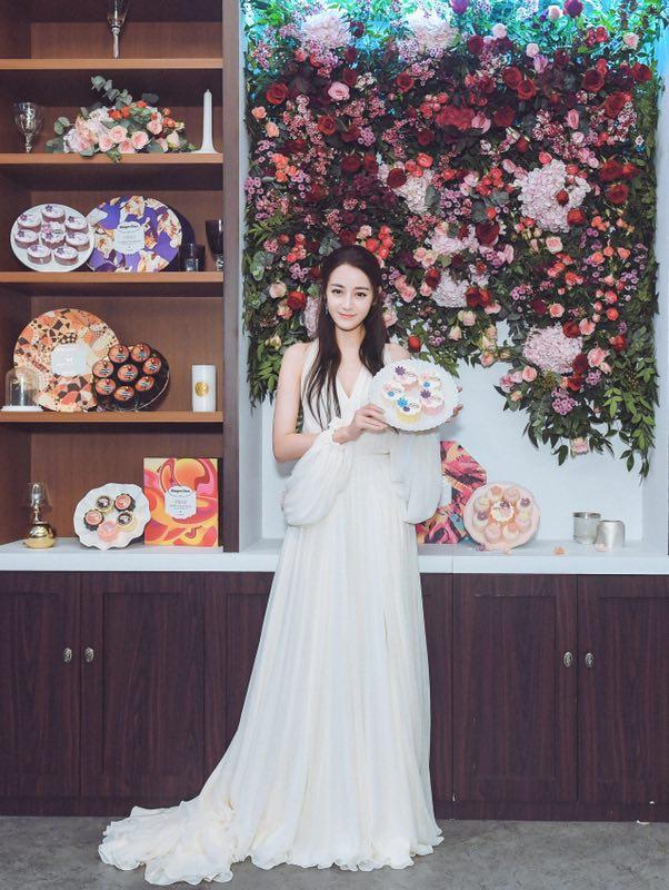 甜美迪丽热巴现身哈根达斯,迪丽热巴出席哈根达斯