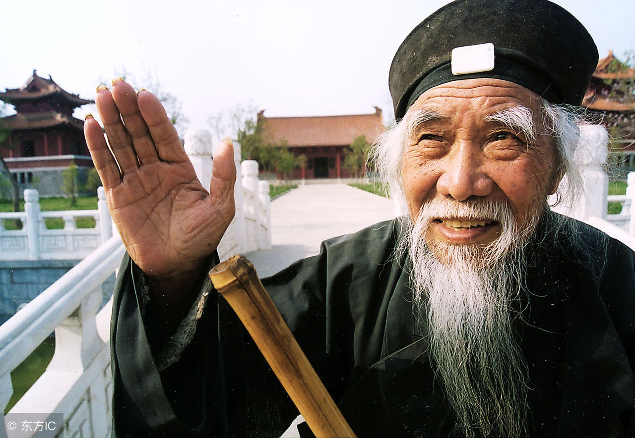 一个怪老头喝醉后，竟然吐出来人头发和指甲