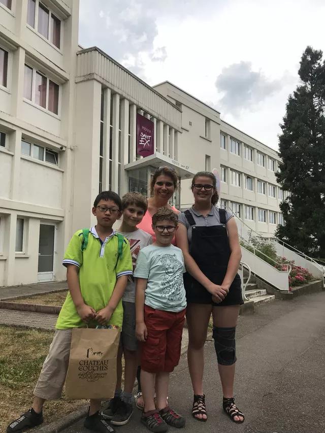 红遍整个欧坦市的草小西区学子，了解一下