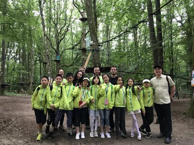 红遍整个欧坦市的草小西区学子，了解一下