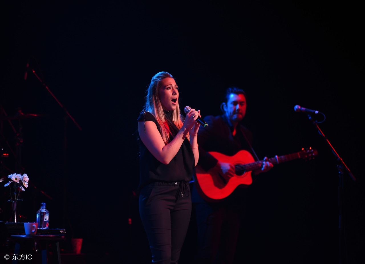 唱歌怎么融入感情,唱歌感情投入多于技巧