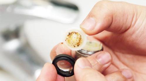 菜盆水龙头出水量小怎么回事,水龙头水垢堵塞出水量小