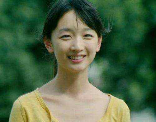 隐藏了8年的秘密,周冬雨家庭背景大曝光,实情竟令人难以置信!