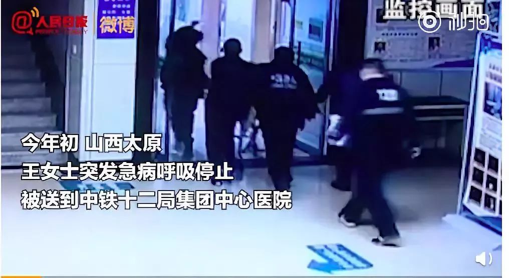 男子磕头下跪那一刻让人泪目,男生鞠躬跪下视频