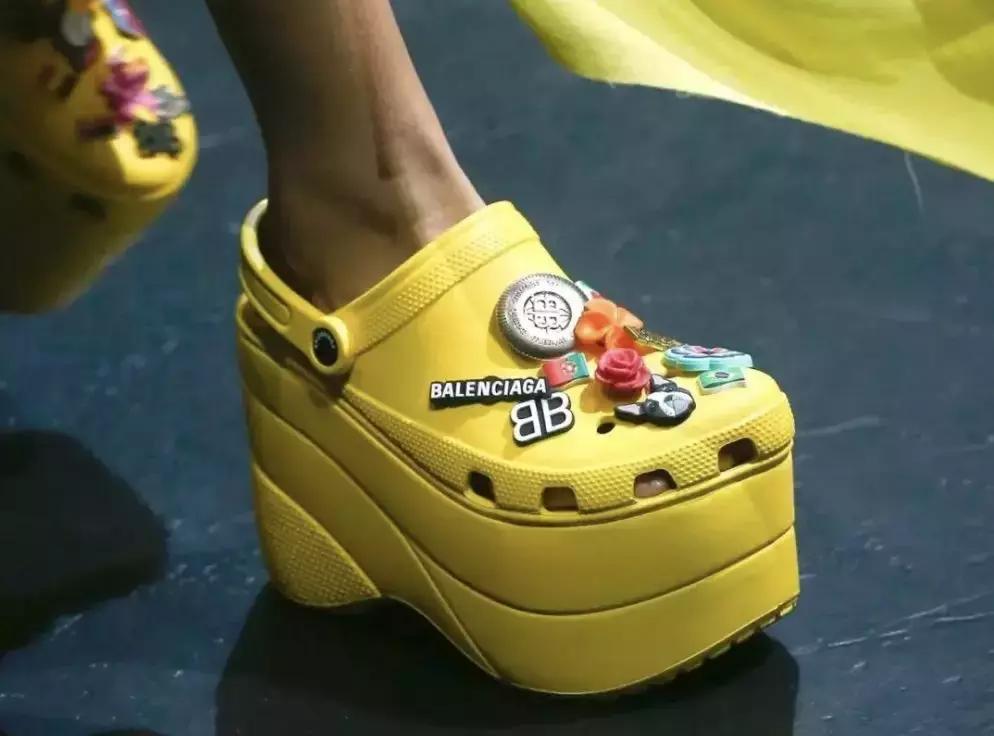 crocs洞洞鞋真得不闷脚吗,crocs洞洞鞋经典款一点不软