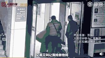 男生双膝下跪的视频,男子下跪感动无数人