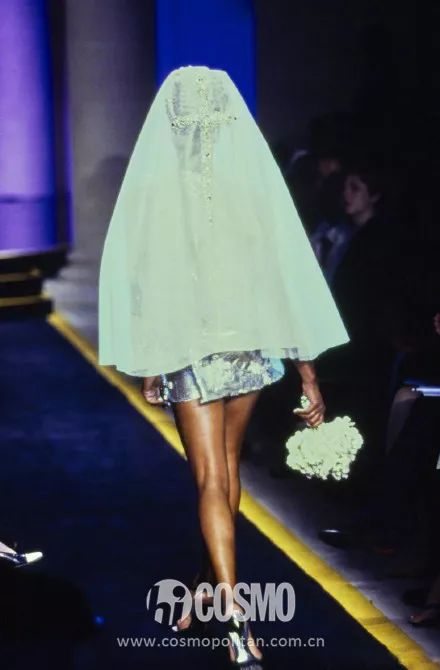 时髦办｜这位法国造型师穿衬衫结婚了，让我想起了赫本的头巾