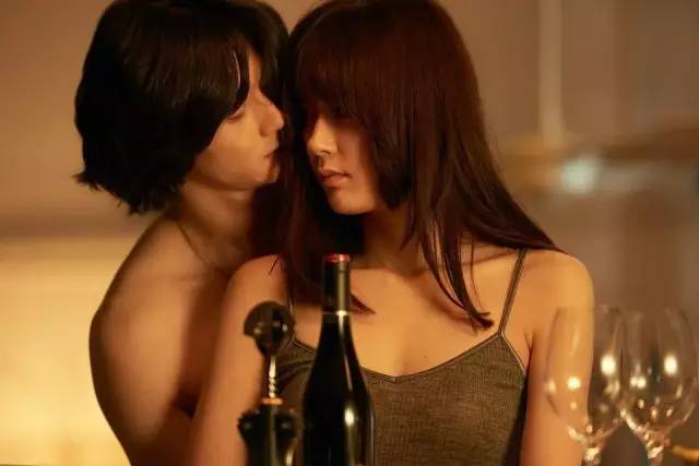 不愧是岛国深夜剧，把女性的欲望拍的这么露骨