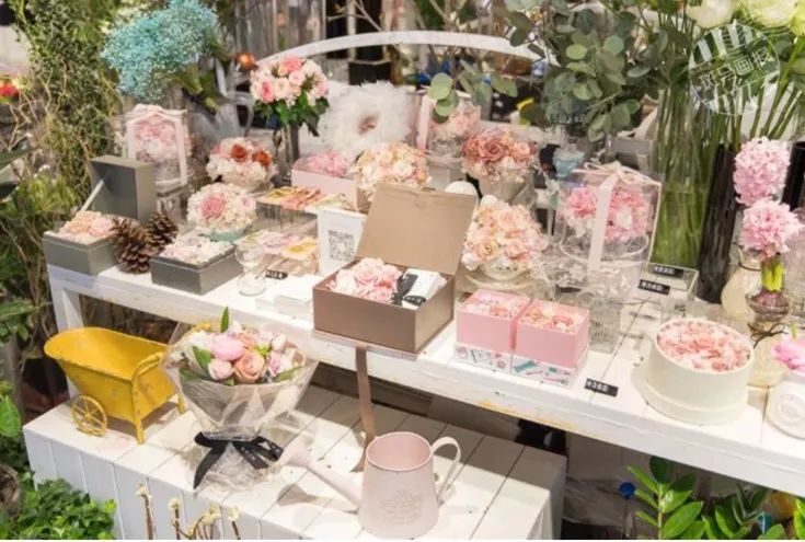 找一个关于roseonly花店的视频,roseonly花店的风格