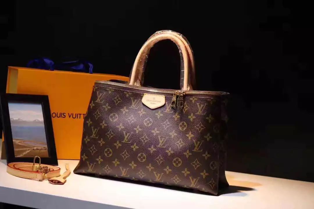 触目惊心!你去美国买的包包可能是假的!香奈儿香水是动物尿液做成的!纽约破获4.5亿美元假货案,从中国*私走**在美国正规门店卖……